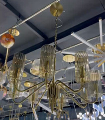 Изысканная люстра с 6-ми коньячными стеклянными плафонами