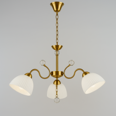 Элегантная подвесная люстра с латунным каркасом и белыми рифлёными плафонами