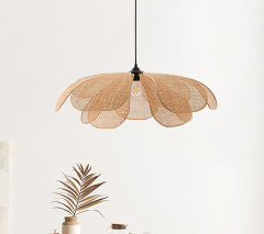 Люстра с ротанговыми лепестками для уютного интерьера