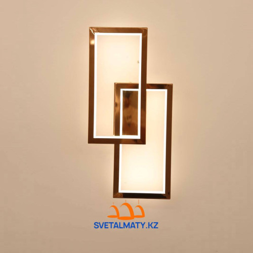 Настенный светильник выполнен в виде двух четырехугольников