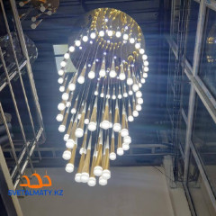 Подвесная LED люстра представляет 51 золотистые сосульки