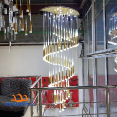 Подвесная LED люстра представляет 51 золотистые сосульки